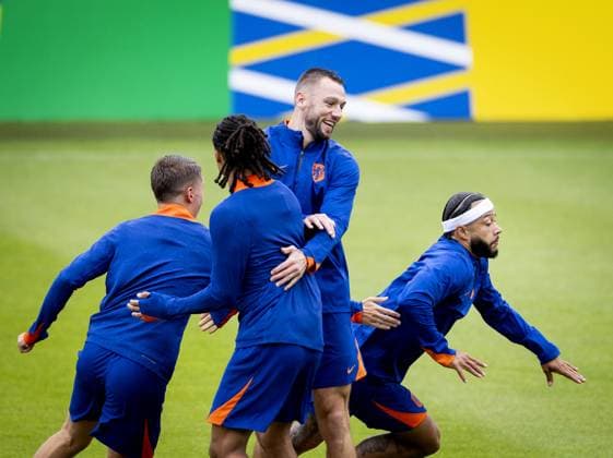 WOLFSBURG - Joey Veerman, Nathan Ake, Stefan de Vrij and Memphis Depay during a training session of the Dutch national team, Nationalteam at the AOK Stadium on June 15, 2024 in Wolfsburg, Germany. The Dutch national team is preparing for the first group match at the European Football Championship in Germany against Poland. ANP KOEN VAN WEEL UEFA EURO, EM, Europameisterschaft,Fussball 2024 Germany 2024 xVIxANPxSportx xxANPxIVx 501130662 originalFilename: 501130662.jpg