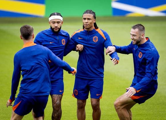 WOLFSBURG - Joey Veerman, Memphis Depay, Nathan Ake, and Stefan de Vrij during a training session of the Dutch national team, Nationalteam at the AOK Stadium on June 15, 2024 in Wolfsburg, Germany. The Dutch national team is preparing for the first group match at the European Football Championship in Germany against Poland. ANP KOEN VAN WEEL UEFA EURO, EM, Europameisterschaft,Fussball 2024 Germany 2024 xVIxANPxSportx xxANPxIVx 501130772 originalFilename: 501130772.jpg