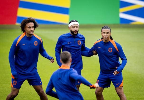 Sport Bilder des Tages WOLFSBURG - Joshua Zirkzee, Memphis Depay and Nathan Ake during a training session of the Dutch national team, Nationalteam at the AOK Stadium on June 15, 2024 in Wolfsburg, Germany. The Dutch national team is preparing for the first group match at the European Football Championship in Germany against Poland. ANP KOEN VAN WEEL UEFA EURO, EM, Europameisterschaft,Fussball 2024 Germany 2024 xVIxANPxSportx xxANPxIVx 501130778 originalFilename: 501130778.jpg