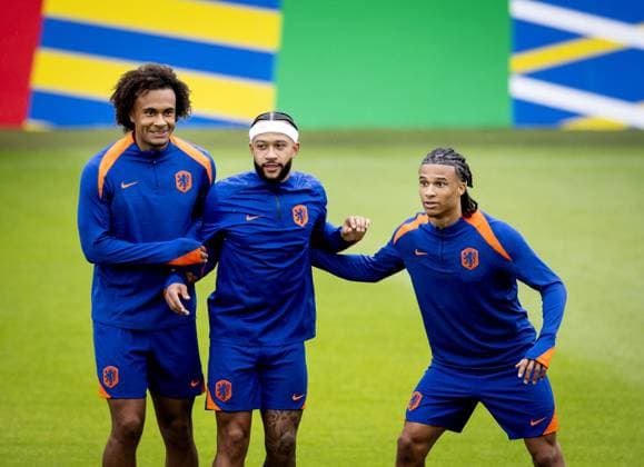 WOLFSBURG - Joshua Zirkzee, Memphis Depay and Nathan Ake during a training session of the Dutch national team, Nationalteam at the AOK Stadium on June 15, 2024 in Wolfsburg, Germany. The Dutch national team is preparing for the first group match at the European Football Championship in Germany against Poland. ANP KOEN VAN WEEL UEFA EURO, EM, Europameisterschaft,Fussball 2024 Germany 2024 xVIxANPxSportx xxANPxIVx 501130783 originalFilename: 501130783.jpg