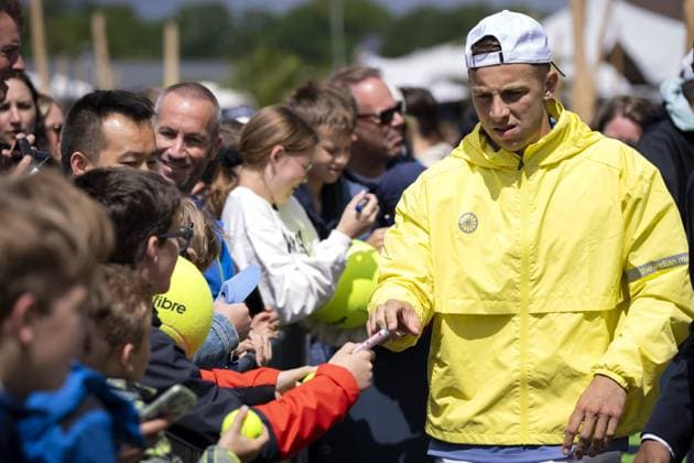 ROSMALEN - Tallon Greekpoor (NED) hands out autographs after his lost semi-final against Sebastian Korda (USA) on the eighth day of the Libema Open tennis tournament in Rosmalen. ANP SANDER KONING xVIxANPxSportx xxANPxIVx 501131454 originalFilename: 501131454.jpg