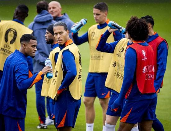 WOLFSBURG - Ryan Gravenberch, Georginio Wijnaldum, Virgil van Dijk and Joshua Zirkzee during a training session of the Dutch national team, Nationalteam at the AOK Stadium on June 15, 2024 in Wolfsburg, Germany. The Dutch national team is preparing for the first group match at the European Football Championship in Germany against Poland. ANP KOEN VAN WEEL UEFA EURO, EM, Europameisterschaft,Fussball 2024 Germany 2024 xVIxANPxSportx xxANPxIVx 501131987 originalFilename: 501131987.jpg