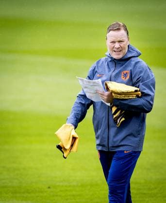 WOLFSBURG - National coach Ronald Koeman during a training session of the Dutch national team, Nationalteam in the AOK Stadium on June 15, 2024 in Wolfsburg, Germany. The Dutch national team is preparing for the first group match at the European Football Championship in Germany against Poland. ANP KOEN VAN WEEL UEFA EURO, EM, Europameisterschaft,Fussball 2024 Germany 2024 xVIxANPxSportx xxANPxIVx 501132011 originalFilename: 501132011.jpg