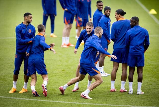 WOLFSBURG - Cody Gakpo, Micky van de Ven and Stefan de Vrij during a training session of the Dutch national team, Nationalteam at the AOK Stadium on June 15, 2024 in Wolfsburg, Germany. The Dutch national team is preparing for the first group match at the European Football Championship in Germany against Poland. ANP KOEN VAN WEEL UEFA EURO, EM, Europameisterschaft,Fussball 2024 Germany 2024 xVIxANPxSportx xxANPxIVx 501132290 originalFilename: 501132290.jpg