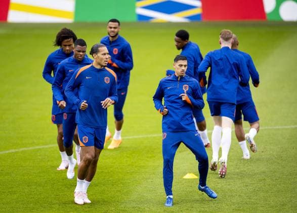 WOLFSBURG - Joshua Zirkzee, Denzel Dumfries, Virgil van Dijk, Cody Gakpo, Tijjani Reijnders and Steven Bergwijn during a training session of the Dutch national team, Nationalteam at the AOK Stadium on June 15, 2024 in Wolfsburg, Germany. The Dutch national team is preparing for the first group match at the European Football Championship in Germany against Poland. ANP KOEN VAN WEEL UEFA EURO, EM, Europameisterschaft,Fussball 2024 Germany 2024 xVIxANPxSportx xxANPxIVx 501132511 originalFilename: 501132511.jpg