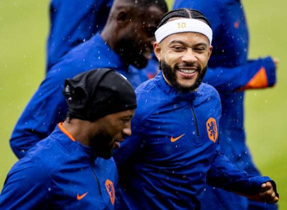 WOLFSBURG - Georginio Wijnaldum and Memphis Depay during a training session of the Dutch national team, Nationalteam at the AOK Stadium on June 15, 2024 in Wolfsburg, Germany. The Dutch national team is preparing for the first group match at the European Football Championship in Germany against Poland. ANP KOEN VAN WEEL UEFA EURO, EM, Europameisterschaft,Fussball 2024 Germany 2024 xVIxANPxSportx xxANPxIVx 501132564 originalFilename: 501132564.jpg