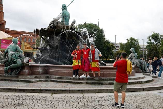 Spanish supporters ahead of the EURO 2024 soccer match between Spain and Croatia in Berlin, Germany, 15 June 2024. Spain vs. Croatia !ACHTUNG: NUR REDAKTIONELLE NUTZUNG!  Copyright: xJ.xJ.xGuillenx GRAF1277 20240615-55013878698_1