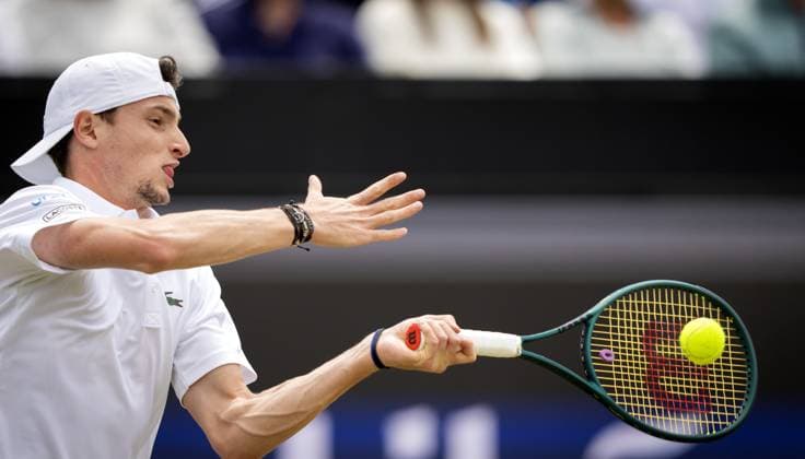 ROSMALEN - Ugo Humbert (FRA) in action in the semi-final against Alex de Minaur (AUS) on the eighth day of the Libema Open tennis tournament in Rosmalen. ANP SANDER KONING xVIxANPxSportx xxANPxIVx 501137347 originalFilename: 501137347.jpg