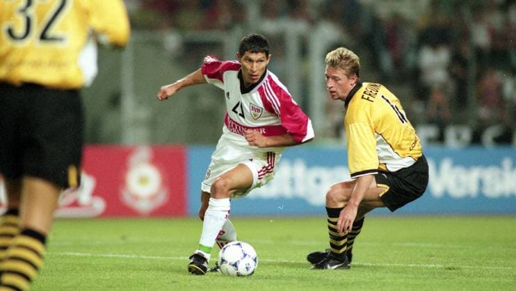 Archivbilder der Woche SPORT KW24 14.08.98 VfB Stuttgart - Borussia Dortmund Deutschland, Stuttgart, 14.08.1998, Fussball, Bundesliga, VfB Stuttgart - Borussia Dortmund (2:1): v.l. Krassimir Balakov (VfB Stuttgart), Steffen Freund (Borussia Dortmund). *** 14 08 98 VfB Stuttgart Borussia Dortmund Germany, Stuttgart, 14 08 1998, Football, Bundesliga, VfB Stuttgart Borussia Dortmund 2 1 v l Krassimir Balakov VfB Stuttgart , Steffen Freund Borussia Dortmund