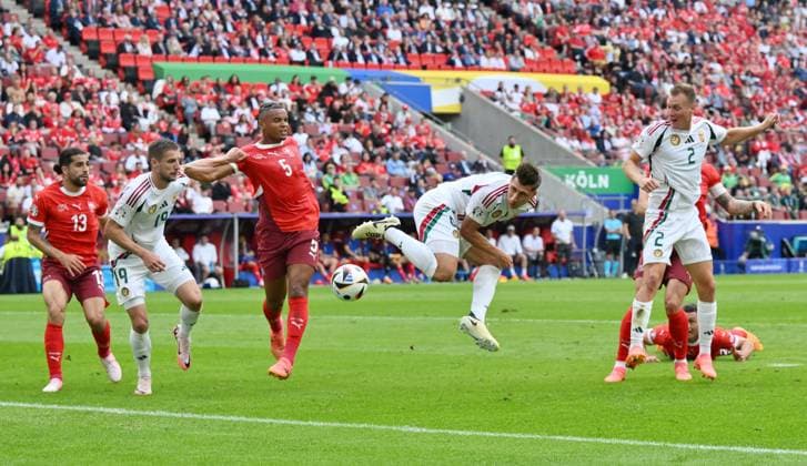 Willi Orban Hungary , Willi Orban, right, fails with this header, left Manuel Akanji Switzerland 15 06 2024, European Football Championship 2024, preliminary round, matchday 1 Hungary Switzerland Cologne Rhein Energie Stadium North Rhine-Westphalia Germany Team2