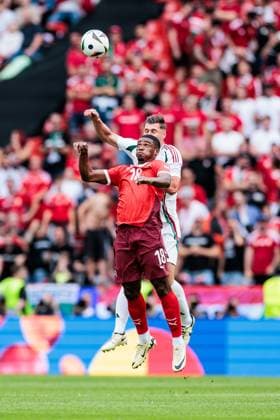 UEFA EURO 2024 Hungary Switzerland 14 06 2024 Header duel Kwadwo Duah Switzerland, 18 , Willi Orban Hungary, 6 UEFA EURO 2024 Hungary Switzerland Cologne Stadium, Cologne on 15 06 2024 Copyright: xBEAUTIFULxSPORTS Wunderlx