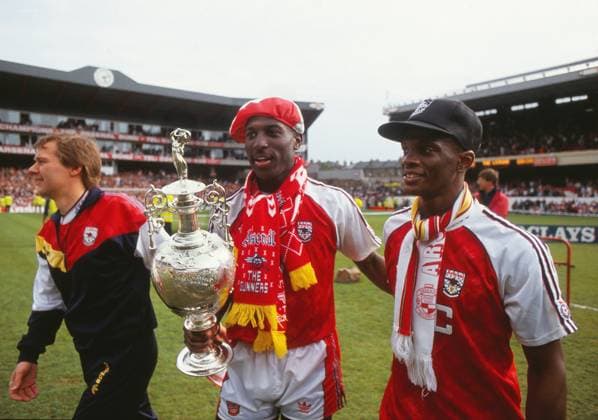Archivbilder der Woche SPORT KW24 Football - 1990 - 1991 Arsenal v Coventry City, 11 05 1991. Kevin Campbell and Paul Davis of Arsenal with the League Division One Championship Trophy Gary Lewin (Physio) - left 
