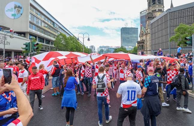 UEFA EURO, EM, Europameisterschaft,Fussball 2024: Croatian fans display 107-meter flag Croatian fans carry 107 meters long Croatian flag at Waldorf Astoria Square in Berlin, Germany, on June 15, 2024. ahead of the UEFA Euro 2024 group B match between Spain and Croatia. SanjinxStrukic PIXSELL