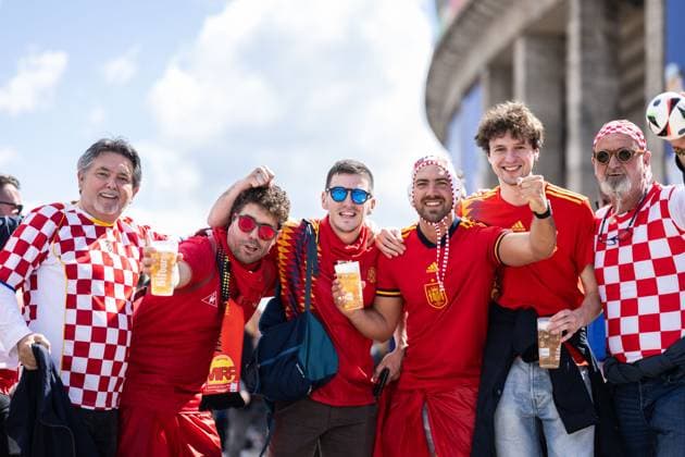 240615 Fans of Spain and of Croatia ahead of the UEFA Euro 2024 Football Championship match between Spain and Croatia on June 15, 2024 in Berlin Photo Mathias Bergeld BILDBYRAN kod MB MB0935 fotboll football soccer fotballs em europamästerskap em uefa euro uefa european football championship euro 2024 spanien spain kroatien croatia bbeng publik  Copyright: MATHIASxBERGELD BB240615MB001