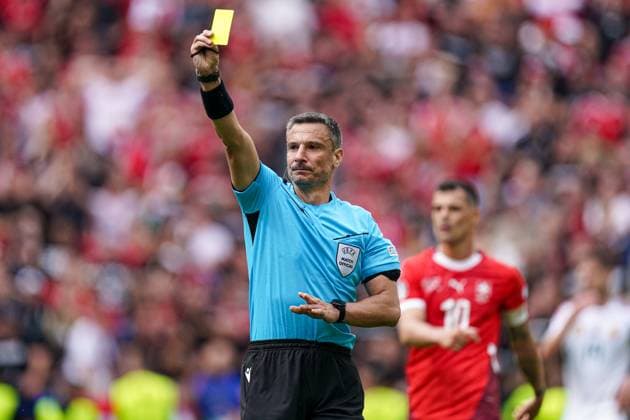 2024-06-15 Hungary v Switzerland - Group A - UEFA EURO, EM, Europameisterschaft,Fussball 2024 COLOGNE, GERMANY - JUNE 15: referee Slavko Vincic shows a yellow card during the Group A - UEFA EURO 2024 match between Hungary and Switzerland at Cologne Stadium on June 15, 2024 in Cologne, Germany. (Photo by Joris Verwijst BSR Agency) Cologne Germany Content not available for redistribution in The Netherlands directly or indirectly through any third parties. Copyright: xBSRxAgencyx