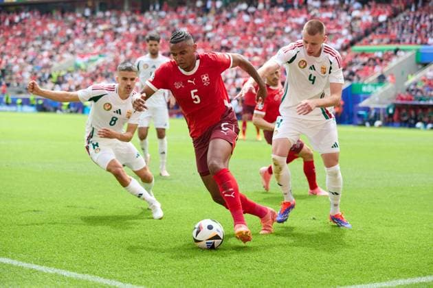 (240615) -- COLOGNE, June 15, 2024 -- Michel Akanji (C) of Switzerland breaks through during the UEFA EURO, EM, Europameisterschaft,Fussball 2024 Group A match between Hungary and Switzerland in Cologne, Germany, June 15, 2024. ) (SP)GERMANY-COLOGNE-FOOTBALL-EURO 2024-SWITZERLAND VS HUNGARY MengxDingbo 