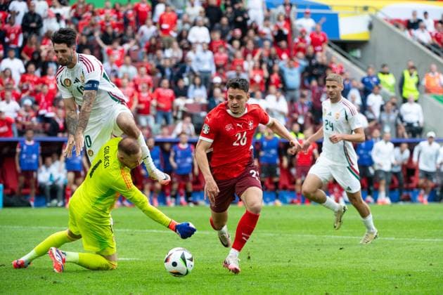 Fabian Rieder Switzerland, 26 in duel with Peter Gulacsi Hungary, 01 , Dominik Szoboszlai Hungary, 10 , GER, Hungary HUN vs Switzerland SUI , European Football Championship, UEFA EURO 2024, Group A, Matchday 1, 15 06 2024 GER, Hungary HUN vs Switzerland SUI , European Football Championship, UEFA EURO 2024, Group A, Matchday 1, 15 06 2024 Cologne Copyright: xEibner-Pressefoto Memmlerx EP_MMR