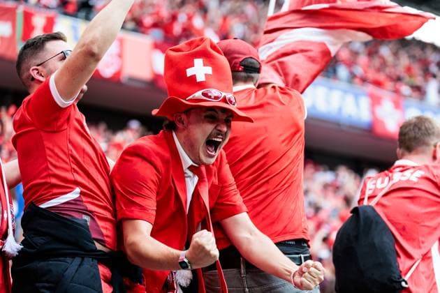 UEFA EURO 2024 Hungary Switzerland 14 06 2024 Swiss fans cheer after Breel Donald Embolo scored the 1 3 goal Switzerland, 7 UEFA EURO 2024 Hungary Switzerland Cologne Stadium, Cologne on 15 06 2024 Copyright: xBEAUTIFULxSPORTS Wunderlx