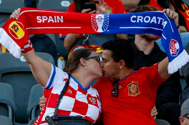 A couple with both team jerseys before the EURO 2024 group B soccer match between Spain and Croatia at the Olympiastadion Berlin in Berlin, Germany, 15 June 2024. Spain vs. Croatia !ACHTUNG: NUR REDAKTIONELLE NUTZUNG!  Copyright: xJ.xJ.xGuillenx GRAF1434 20240615-55013880813_1