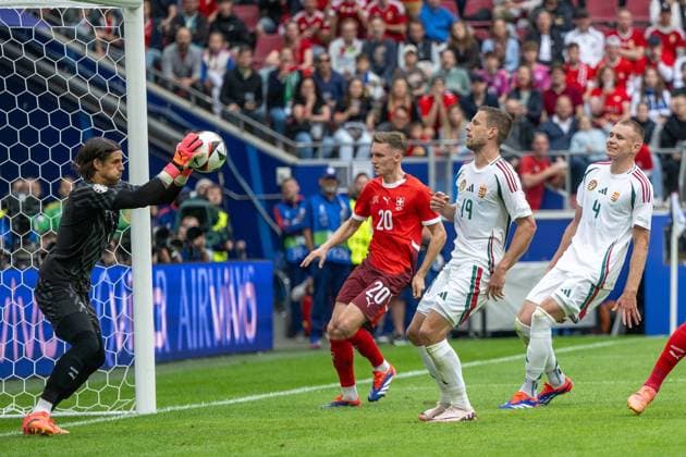 GER, EURO 2024, Group A, Hungary HUN vs Switzerland SUI 15 06 2024, Cologne Stadium, Cologne, GER, EURO 2024, Group A, Hungary HUN vs Switzerland SUI In the picture Yann Sommer Switzerland SUI, 01 a safe goalkeeper in a duel, dynamics, action, action, game scene gestures, facial expressions, emotions in front of Attila Szalai Hungary HUN, 04 and Barnabas Varga Hungary HUN, 19 nordphotoxGmbHxx xDenkinger nph00015