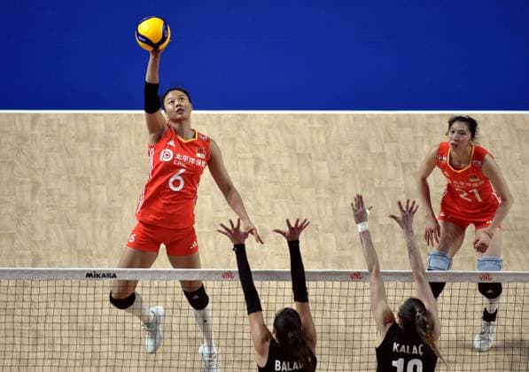 (240615) -- HONG KONG, June 15, 2024 -- Gong Xiangyu (1st L) of China competes during the preliminary match between China and T¨¹rkiye at the Women s Volleyball Nations League 2024 Hong Kong in Hong Kong, south China, June 15, 2024. ) (SP)CHINA-HONG KONG-VOLLEYBALL-WOMEN S NATIONS LEAGUE 2024-CHINA VS T?RKIYE(CN) LoxPingxFai 