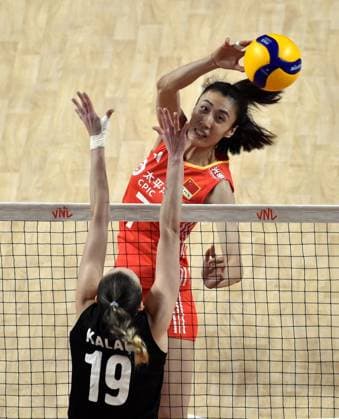 (240615) -- HONG KONG, June 15, 2024 -- Wang Yuanyuan (rear) of China smashes the ball during the preliminary match between China and T¨¹rkiye at the Women s Volleyball Nations League 2024 Hong Kong in Hong Kong, south China, June 15, 2024. ) (SP)CHINA-HONG KONG-VOLLEYBALL-WOMEN S NATIONS LEAGUE 2024-CHINA VS T?RKIYE(CN) LoxPingxFai 