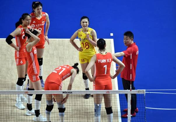 (240615) -- HONG KONG, June 15, 2024 -- Cai Bin (1st R) , head coach of China instructs players during the preliminary match between China and T¨¹rkiye at the Women s Volleyball Nations League 2024 Hong Kong in Hong Kong, south China, June 15, 2024. ) (SP)CHINA-HONG KONG-VOLLEYBALL-WOMEN S NATIONS LEAGUE 2024-CHINA VS T?RKIYE(CN) LoxPingxFai 