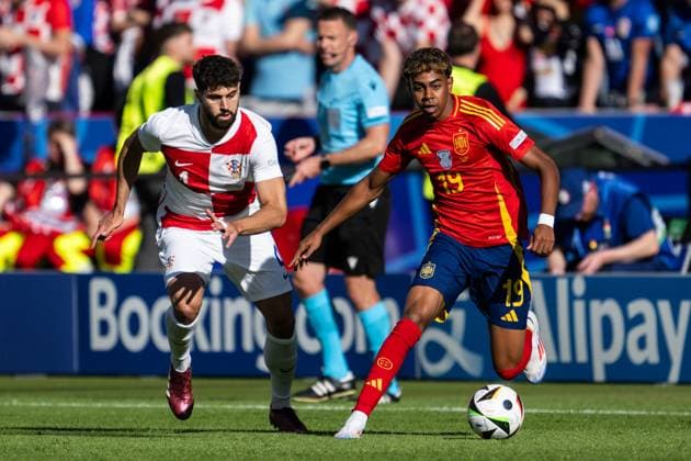 240615 Josko Gvardiol of Croatia and Lamine Yamal of Spain during the UEFA Euro 2024 Football Championship match between Spain and Croatia on June 15, 2024 in Berlin Photo Mathias Bergeld BILDBYRAN code MB MB0935 fotboll football soccer fotballs em europamästerskap em uefa euro uefa european football championship euro 2024 spanien spain kroatien croatia bbeng  Copyright: MATHIASxBERGELD BB240615MB036