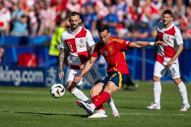 240615 Marcelo Brozovic of Croatia and Fabian Ruiz Pena of Spain during the UEFA Euro 2024 Football Championship match between Spain and Croatia on June 15, 2024 in Berlin Photo Mathias Bergeld BILDBYRAN code MB MB0935 fotboll football soccer fotballs em europamästerskap em uefa euro uefa european football championship euro 2024 spanien spain kroatien croatia bbeng  Copyright: MATHIASxBERGELD BB240615MB037