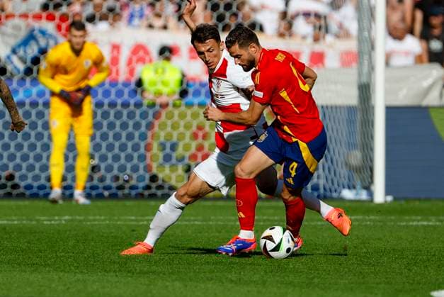 Spain s Nacho Fernandez (R) in action against Croatia s Ante Budimir (L) during the EURO 2024 group B soccer match between Spain and Croatia at the Olympiastadion Berlin in Berlin, Germany, 15 June 2024. Spain vs. Croatia !ACHTUNG: NUR REDAKTIONELLE NUTZUNG!  Copyright: xJ.J.xGuillenx GRAF1469 20240615-55013881332_1