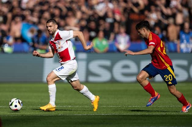 240615 Mateo Kovacic of Croatia and Pedri of Spain during the UEFA Euro 2024 Football Championship match between Spain and Croatia on June 15, 2024 in Berlin Photo Mathias Bergeld BILDBYRAN code MB MB0935 fotboll football soccer fotballs em europamästerskap em uefa euro uefa european football championship euro 2024 spanien spain kroatien croatia bbeng  Copyright: MATHIASxBERGELD BB240615MB045