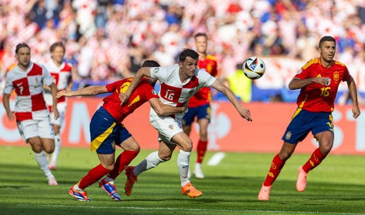Football - UEFA EURO, EM, Europameisterschaft,Fussball 2024 - Group B - Spain v Croatia BERLIN, GERMANY - Saturday, June 15, 2024: Croatia s Ante Budimir gets away from Spain s JosÃ Ignacio Fernandez Iglesias Nacho during the UEFA Euro 2024 Group B match between Spain and Croatia at the Olympiastadion. (Photo by David Rawcliffe Propaganda) BERLIN Olympiastadion BERLIN GERMANY  Copyright: xDavidxRawcliffex P2024-06-15-Spain_Croatia-2