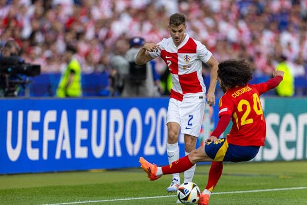 Football - UEFA EURO, EM, Europameisterschaft,Fussball 2024 - Group B - Spain v Croatia BERLIN, GERMANY - Saturday, June 15, 2024: Croatia s Josip StaniÅ¡iÄ‡ (L) evades a challenge from Spain s Marc Cucurella during the UEFA Euro 2024 Group B match between Spain and Croatia at the Olympiastadion. (Photo by David Rawcliffe Propaganda) BERLIN Olympiastadion BERLIN GERMANY  Copyright: xDavidxRawcliffex P2024-06-15-Spain_Croatia-4