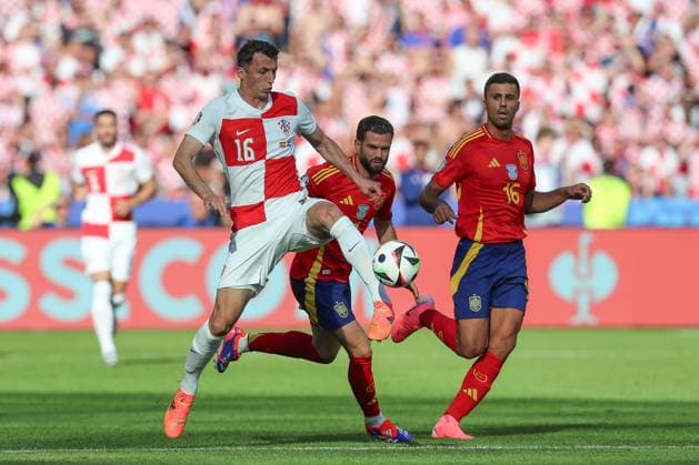 15 06 2024, xtgx, European Football Championship 2024, Spain Croatia emspor, v l Ante Budimir Krotaien, 16 , Nacho Fernandez Spain, 4 , Rodri Spain, 16 duel, fight, tackle DFL DFB REGULATIONS PROHIBIT ANY USE OF PHOTOGRAPHS as IMAGE SEQUENCES and or QUASI VIDEO Berlin