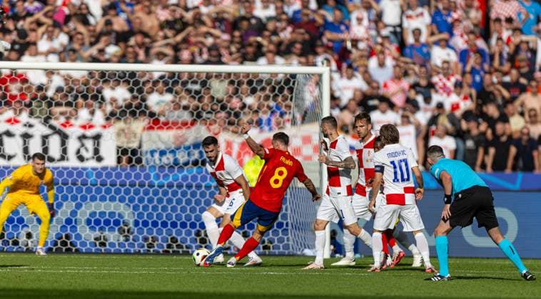 Football - UEFA EURO, EM, Europameisterschaft,Fussball 2024 - Group B - Spain v Croatia BERLIN, GERMANY - Saturday, June 15, 2024: Spain s Fabian Ruiz scores the second goal during the UEFA Euro 2024 Group B match between Spain and Croatia at the Olympiastadion. (Photo by David Rawcliffe Propaganda) BERLIN Olympiastadion BERLIN GERMANY  Copyright: xDavidxRawcliffex P2024-06-15-Spain_Croatia-20