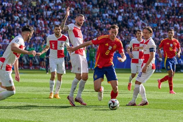 Marcelo Brozovic Croatia national team Euro 2024, 11 , Fabian Ruiz Spain national team Euro 2024, 08 , GER, UEFA Euro 2024, mens football, UEFA EURO 2024 match day 1, group B, Spain vs Croatia, 15 06 2024 GER, UEFA Euro 2024, mens football, UEFA EURO 2024 match day 1, group B, Spain vs Croatia, 15 06 2024 Berlin Copyright: xEibner-Pressefotox xClaudiusxRauchx EP_CRH
