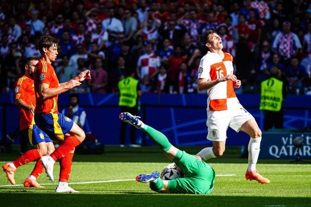 Unai Simon Spain, 23 in front of Ante Budimir Croatia, 16 on the ball GER, Spain vs Croatia, European Football Championship, UEFA Euro 2024, Group B, Matchday 1, 15 06 2024 GER, Spain vs Croatia, European Football Championship, UEFA Euro 2024, Group B, Matchday 1, 15 06 2024 Berlin Copyright: xEibner-Pressefoto MarcelxvonxFehrnx EP_MFN
