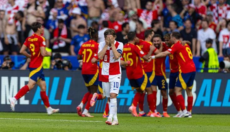 Football - UEFA EURO, EM, Europameisterschaft,Fussball 2024 - Group B - Spain v Croatia BERLIN, GERMANY - Saturday, June 15, 2024: Croatia s captain Luka ModriÄ‡ looks dejected as Spain celebrate their third goal during the UEFA Euro 2024 Group B match between Spain and Croatia at the Olympiastadion. (Photo by David Rawcliffe Propaganda) BERLIN Olympiastadion BERLIN GERMANY  Copyright: xDavidxRawcliffex P2024-06-15-Spain_Croatia-35