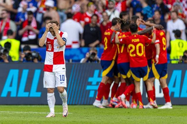 Football - UEFA EURO, EM, Europameisterschaft,Fussball 2024 - Group B - Spain v Croatia BERLIN, GERMANY - Saturday, June 15, 2024: Croatia s captain Luka ModriÄ‡ looks dejected as Spain celebrate their third goal during the UEFA Euro 2024 Group B match between Spain and Croatia at the Olympiastadion. (Photo by David Rawcliffe Propaganda) BERLIN Olympiastadion BERLIN GERMANY  Copyright: xDavidxRawcliffex P2024-06-15-Spain_Croatia-38
