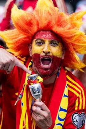 240615 Fans of Spain celebrates during the UEFA Euro 2024 Football Championship match between Spain and Croatia on June 15, 2024 in Berlin Photo Mathias Bergeld BILDBYRAN code MB MB0935 fotboll football soccer fotballs em europamästskap em uefa euro uefa european football championship euro 2024 spanien spain kroatien croatia bbeng crowd cheering  Copyright: MATHIASxBERGELD BB240615MB087