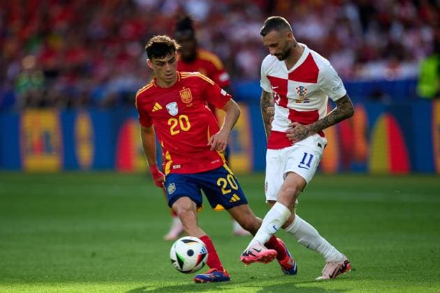 Pedri Spain national team Euro 2024, 20 , Marcelo Brozovic Croatia national team Euro 2024, 11 , GER, UEFA Euro 2024, mens football, UEFA EURO 2024 match day 1, group B, Spain vs Croatia, 15 06 2024 GER, UEFA Euro 2024, mens football, UEFA EURO 2024 match day 1, group B, Spain vs Croatia, 15 06 2024 Berlin Copyright: xEibner-Pressefotox xClaudiusxRauchx EP_CRH