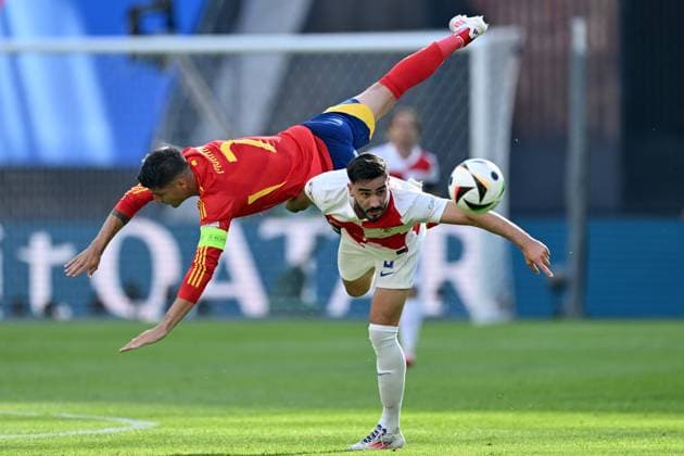 150624 KAI SCHWOERER Alvaro Morata of Spain and Josip Sutalo of Croatia (L-R) compete for the ball during the UEFA EURO, EM, Europameisterschaft,Fussball 2024 Group B match between Spain and Croatia at Olympiastadion on June 15, 2024 in Berlin, Germany. 150624-CPL-ESPvCRO-004