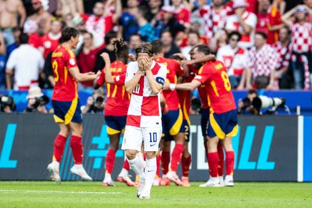 UEFA EURO 2024 Spain Croatia 15 06 2024 Dani Carvajal Spain, 2 cheering, on the foreground you can see Luca Modric Croatia, 10 with the emotions UEFA EURO 2024 Spain Croatia Olympiastadion, Berlin 15 06 2024 Copyright: xBEAUTIFULxSPORTS Buriakovx