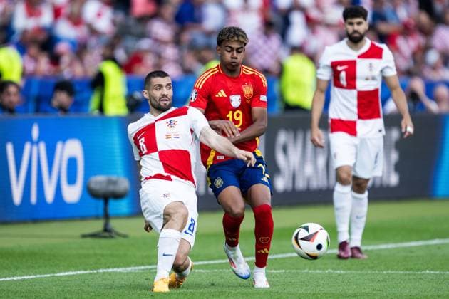 240615 Mateo Kovacic of Croatia and Lamine Yamal of Spain during the UEFA Euro 2024 Football Championship match between Spain and Croatia on June 15, 2024 in Berlin Photo Mathias Bergeld BILDBYRAN code MB MB0935 fotboll football soccer fotballs em europamästerskap em uefa euro uefa european football championship euro 2024 spanien spain kroatien croatia bbeng  Copyright: MATHIASxBERGELD BB240615MB094