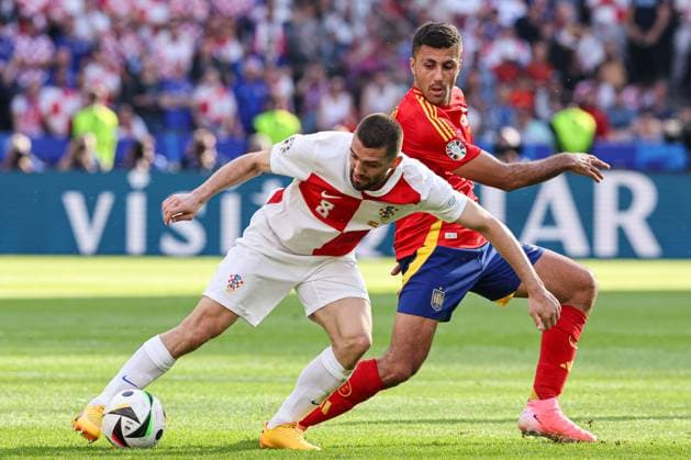 2024-06-15 Spain v Croatia - Group B - UEFA EURO, EM, Europameisterschaft,Fussball 2024 BERLIN, GERMANY - JUNE 15: Mateo Kovacic of Croatia, Rodri of Spain battle for the ball during the Group B - UEFA EURO 2024 match between Spain and Croatia at Olympiastadion on June 15, 2024 in Berlin, Germany. (Photo by Peter Lous BSR Agency) Berlin Germany Content not available for redistribution in The Netherlands directly or indirectly through any third parties. Copyright: xBSRxAgencyx