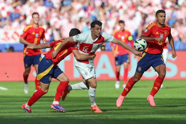 15 06 2024, xtgx, European Football Championship 2024, Spain Croatia emspor, v l Nacho Fernandez Spain, 4 , Ante Budimir Krotaien, 16 duel, fight, tackle DFL DFB REGULATIONS PROHIBIT ANY USE OF PHOTOGRAPHS as IMAGE SEQUENCES and or QUASI VIDEO Berlin