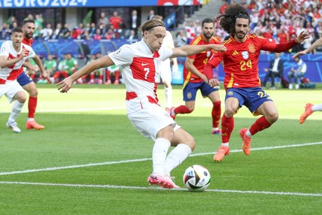 15 06 2024, xtgx, Football EM 2024, Spain Croatia emspor, v l Lovro Majer Krotaien, 7 shoots the ball on goal, shot on goal, shot DFL DFB REGULATIONS PROHIBIT ANY USE OF PHOTOGRAPHS as IMAGE SEQUENCES and or QUASI VIDEO Berlin