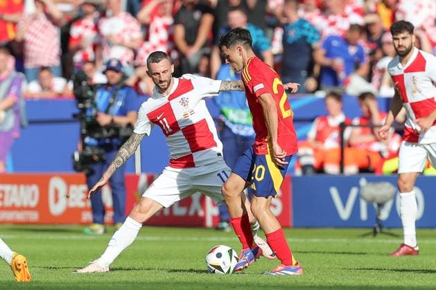 15 06 2024, xtgx, European Football Championship 2024, Spain Croatia emspor, v l Marcelo Brozovic Krotaien, 11 , Marko Pjaca Krotaien, 20 duel, fight, tackle DFL DFB REGULATIONS PROHIBIT ANY USE OF PHOTOGRAPHS as IMAGE SEQUENCES and or QUASI VIDEO Berlin