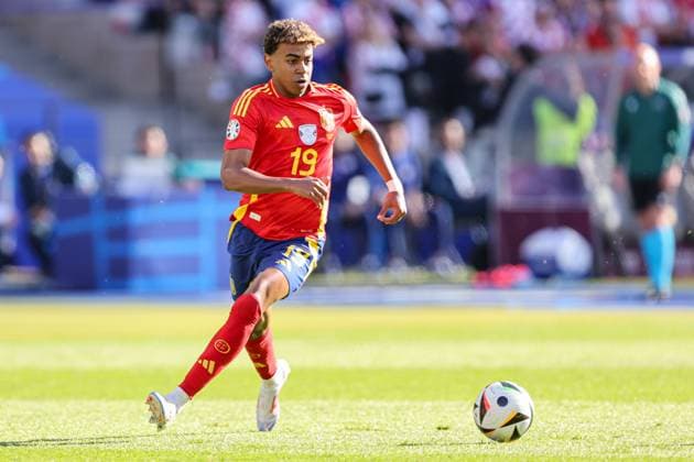 2024-06-15 Spain v Croatia - Group B - UEFA EURO, EM, Europameisterschaft,Fussball 2024 BERLIN, GERMANY - JUNE 15: Lamine Yamal of Spain dribbles during the Group B - UEFA EURO 2024 match between Spain and Croatia at Olympiastadion on June 15, 2024 in Berlin, Germany. (Photo by Peter Lous BSR Agency) Berlin Germany Content not available for redistribution in The Netherlands directly or indirectly through any third parties. Copyright: xBSRxAgencyx