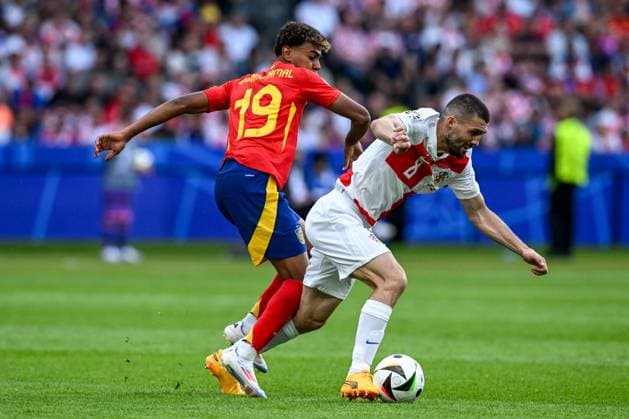 Spain v Croatia: Group B - UEFA EURO, EM, Europameisterschaft,Fussball 2024 BERLIN, GERMANY - JUNE 15: Mateo Kovacic of Croatia is challenged by Lamine Yamal of Spain during the UEFA EURO 2024 group stage match between Spain and Croatia at Olympiastadion on June 15, 2024 in Berlin, Germany. MarkoxLukunic PIXSELL